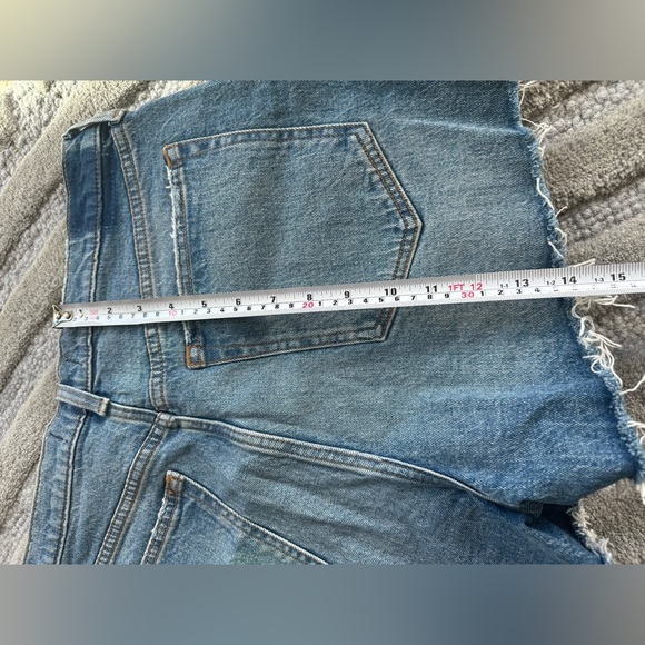 Abercrombie High Rise Mom Shorts Ripped Wash Size: 31 - 12 - Picture 3 of 4